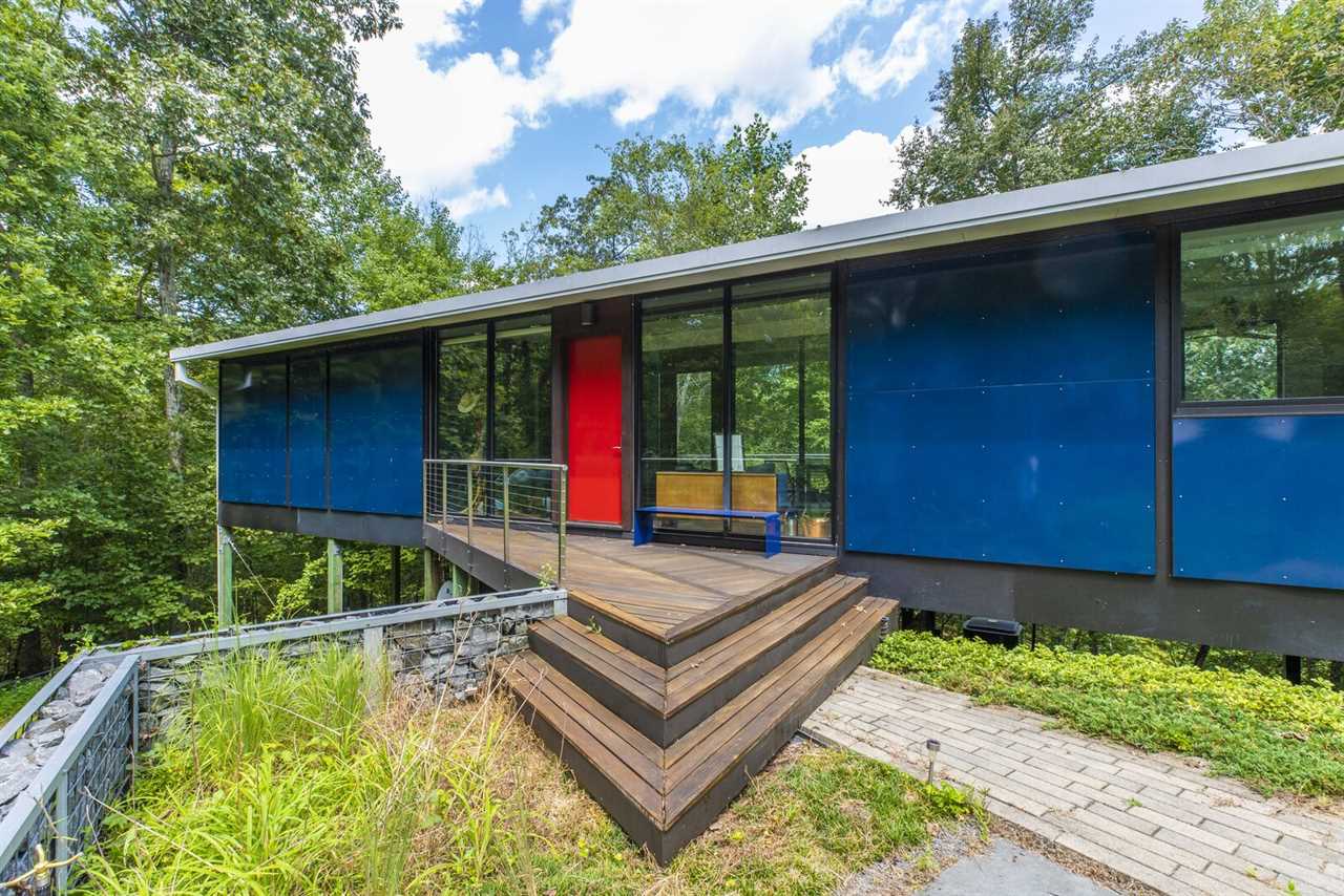 Perched high above a ravine in rural Virginia, Riverledge is an early showcase of the panelized building system pioneered by architect Charlie Lazor.