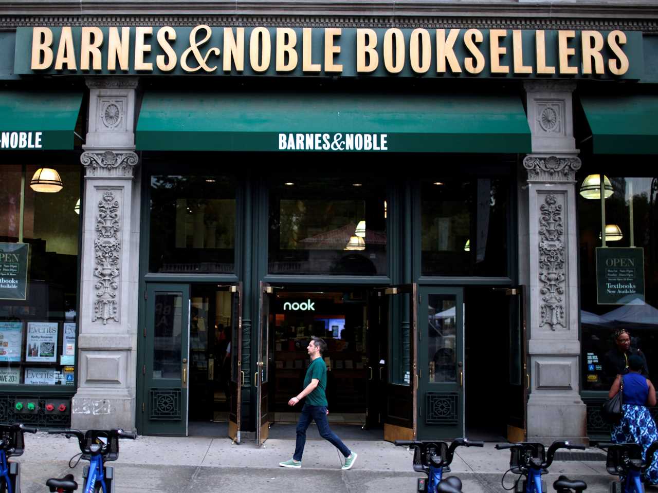 Barnes and Noble store