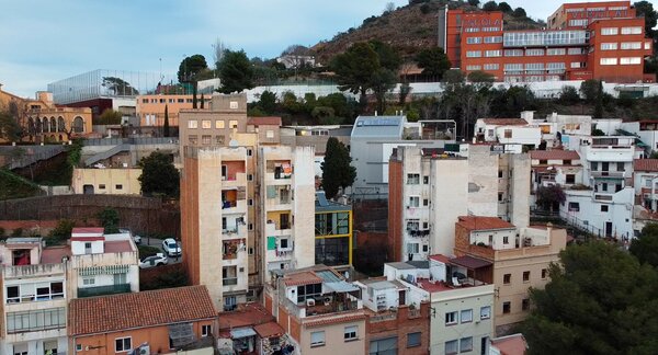 A Bright Yellow Steel Home in Barcelona Breaks With Its Brick Neighbors