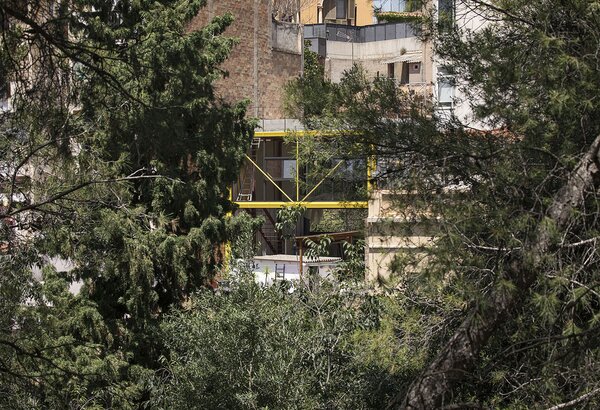 A Bright Yellow Steel Home in Barcelona Breaks With Its Brick Neighbors