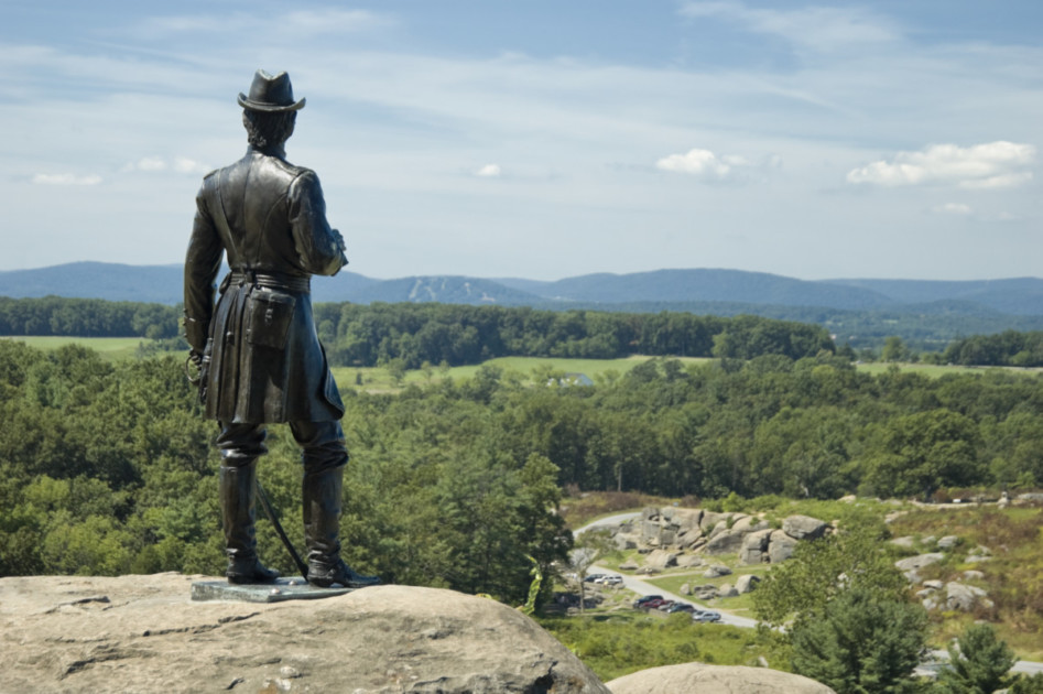 General Warren statue standing on Little Round Top overlooking Devil's Den below, American Civil War, Gettysburg National Military Park, PA, USA.