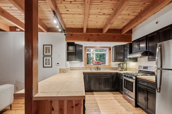 <span style="font-family: Theinhardt, -apple-system, BlinkMacSystemFont, &quot;Segoe UI&quot;, Roboto, Oxygen-Sans, Ubuntu, Cantarell, &quot;Helvetica Neue&quot;, sans-serif;">Exposed floor joists throughout the main level complement the wide-plank oak floors.</span>