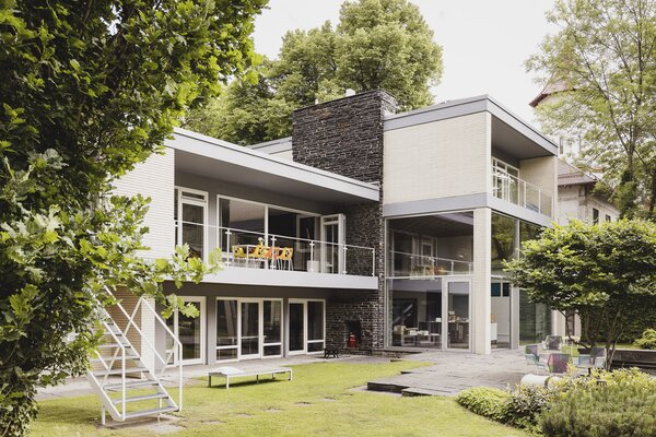 The modernist home extends a warm welcome with its preserved period aesthetic. "The appearance of the 1960s architecture immediately comes to life upon arrival, as the exterior is in perfect condition as if it had just been built,