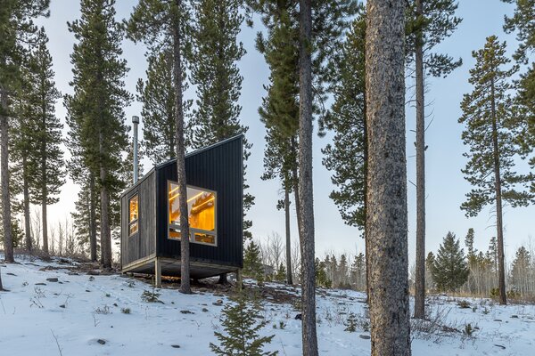 A Net-Zero Micro Cabin in Colorado Makes a Big Statement About Construction Waste