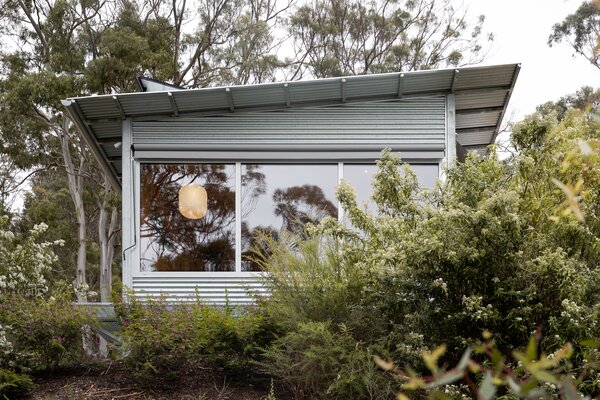 A Corrugated Steel Shell Gives Way to Warm Timber Interiors at This Cabin Retreat in Tasmania