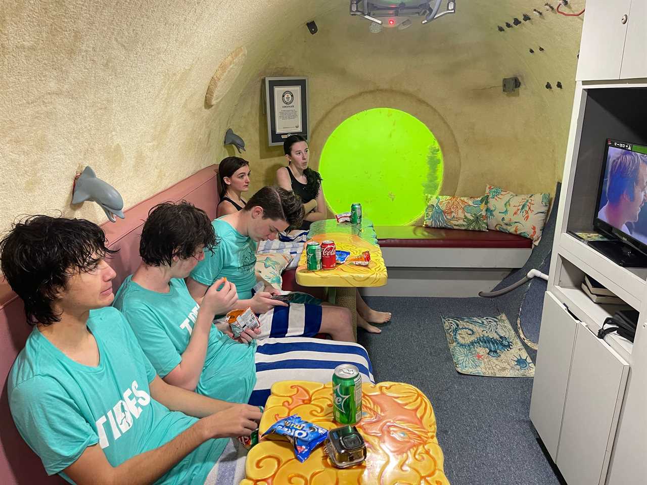 The Jules' Undersea Lodge hosts educational field trips for kids through its MarineLab program. The lodge is equipped with wifi, and a television.