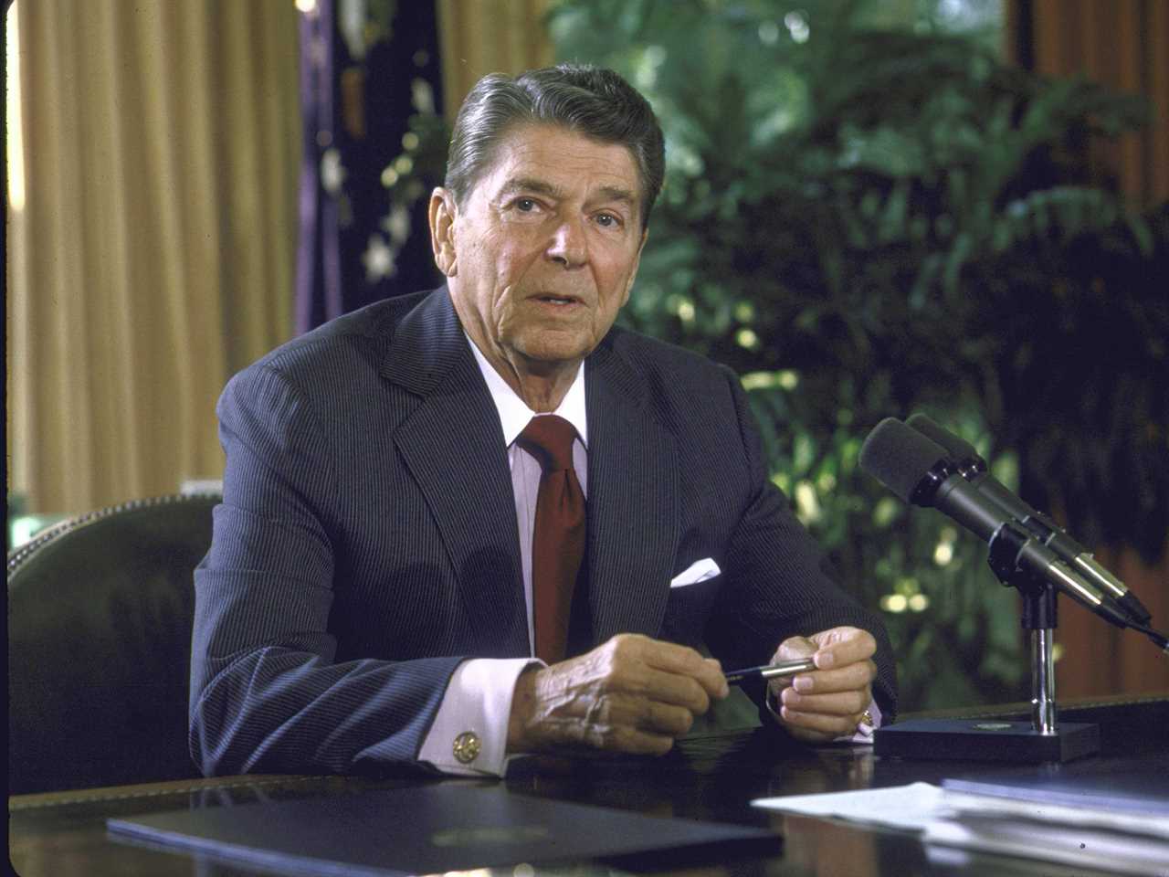 United States President Ronald W. Reagan in the Oval Office in 1985.