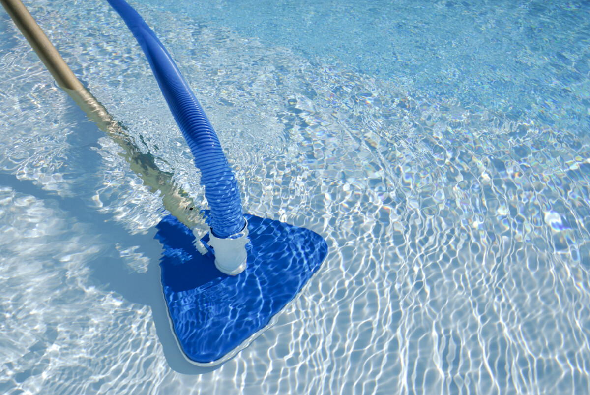 Pool vacuum head