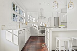 sleek white modern kitchen with shaker cabinets