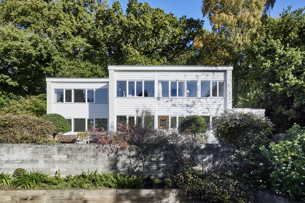 Designed by famed artist and architect Arthur Jackson Hepworth, this well-preserved 1958 home is surrounded by charming gardens.