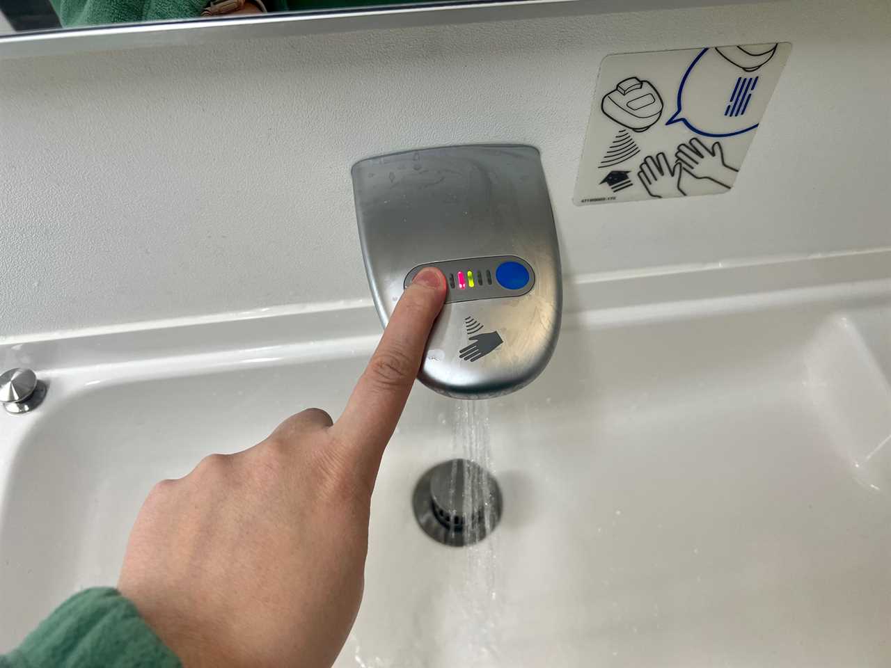 The author changing the sink temperature.