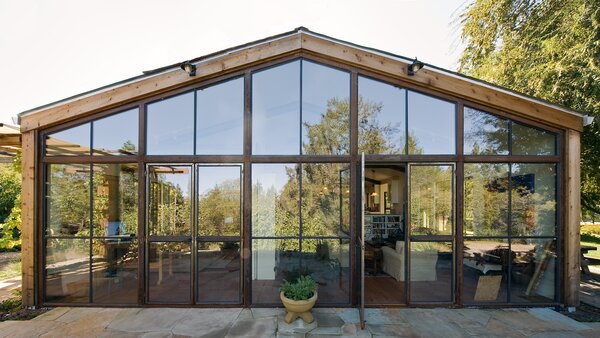 The new façade, glazed from floor to ceiling, opens up the house to its natural environment. 