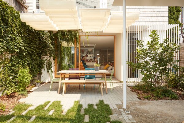 Friche Atelier landscaped the shaded backyard, where an Établi table and Le Balconier chairs cater to alfresco dining.