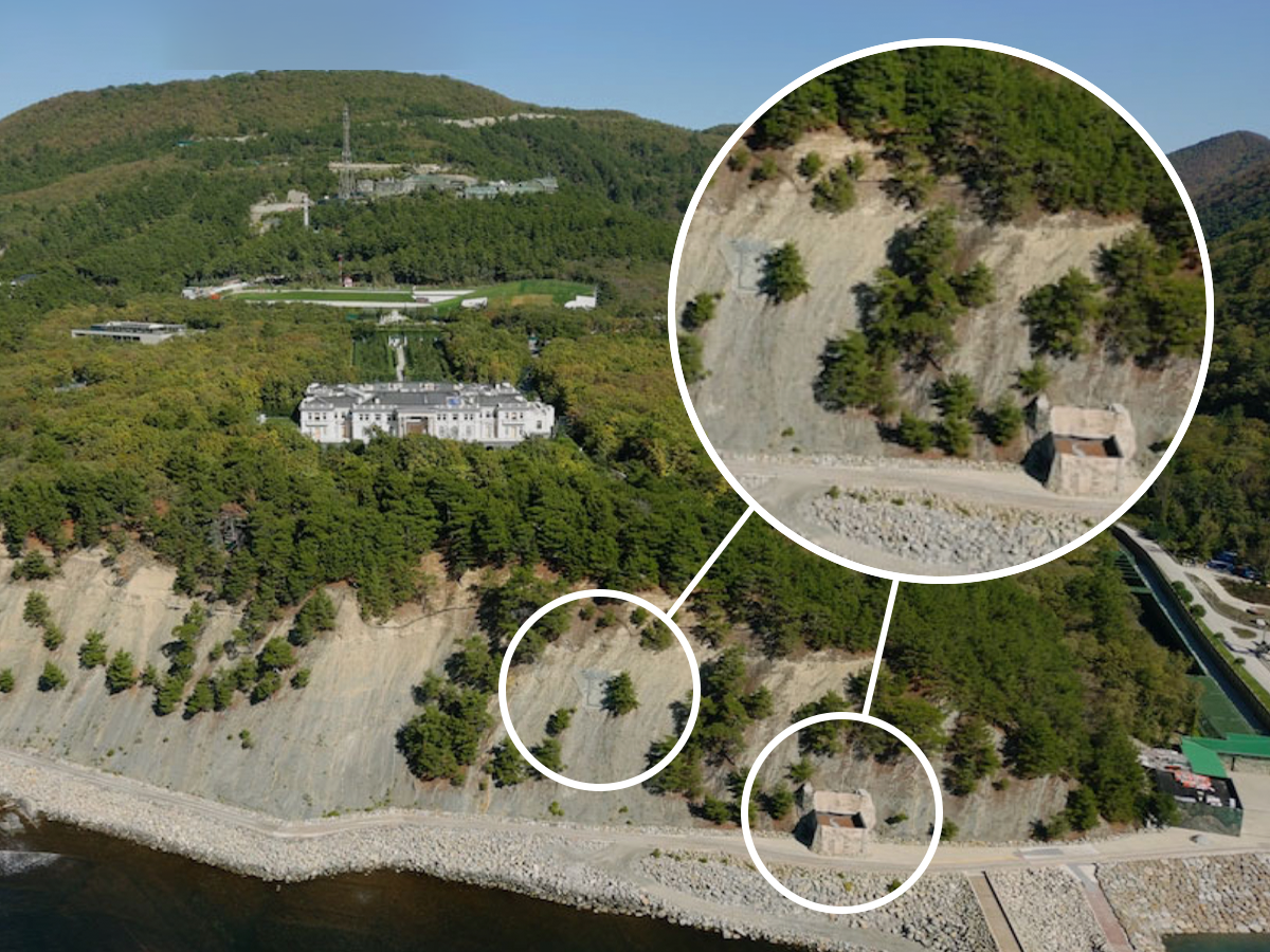 Aerial view of Putin's palace with two entrances to underground tunnel complex enlarged.