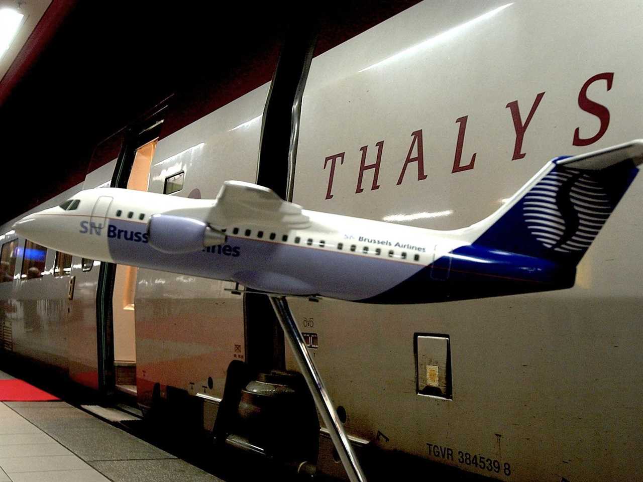 An SN Brussels Airlines model plane in front of a Thalys train.