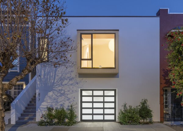 The new house is outfitted with three bedrooms, three bathrooms, an office, and an open floor plan that connects to the outdoors. "The cladding is a smooth painted white plaster,