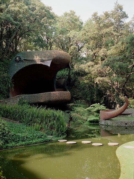 El Nido de Quetzalcóatl (or Quetzalcóatl’s Nest) is one of Mexican architect Javier Senosiain’s most representative works of organic architecture, an approach to design popularized by Frank Lloyd Wright that promotes harmony between buildings and the natural world around them.