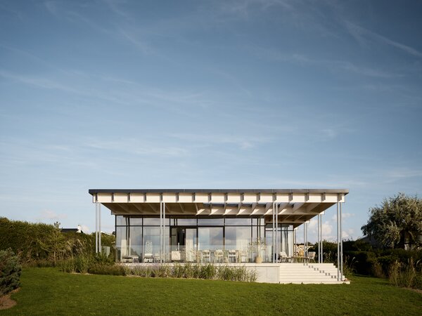 The summer home is located on the west coast of Zeeland in Denmark. Egelund’s son had also recently built a summer house nearby, and Egelund and Dahl appreciated the work of the architect, Mads Lund. 