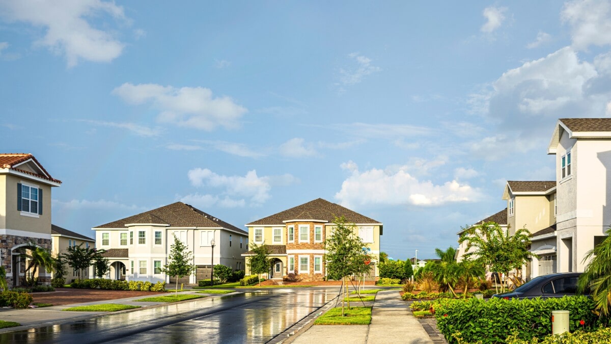 neighborhood in orlando with greenery and blue sky