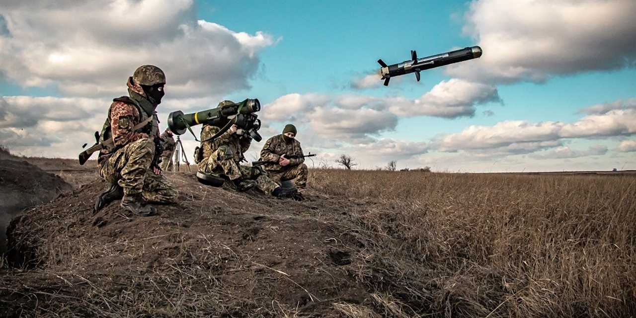 Ukrainian soldiers use a launcher with US Javelin missiles.