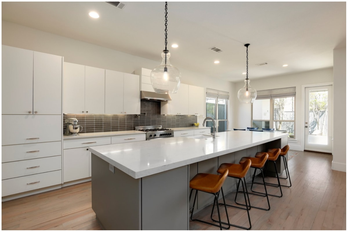 Kitchen with gaps between ceilings and cabinets