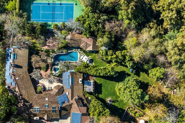 Jim Carrey’s Longtime L.A. Home Hits the Market at $29M