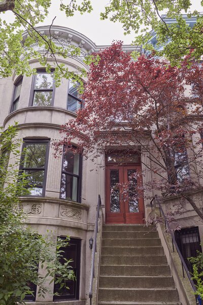 City records indicate this limestone townhouse in the Windsor Terrace neighborhood was built in 1901. Newspaper advertisements reveal it was constructed by prolific historic builder and architect William M. Calder, who shaped many of the neighborhoods around Prospect Park. The newest owners, Serena and Andrew, bought it in 2021, and remodeled it with architect Sonya Lee.