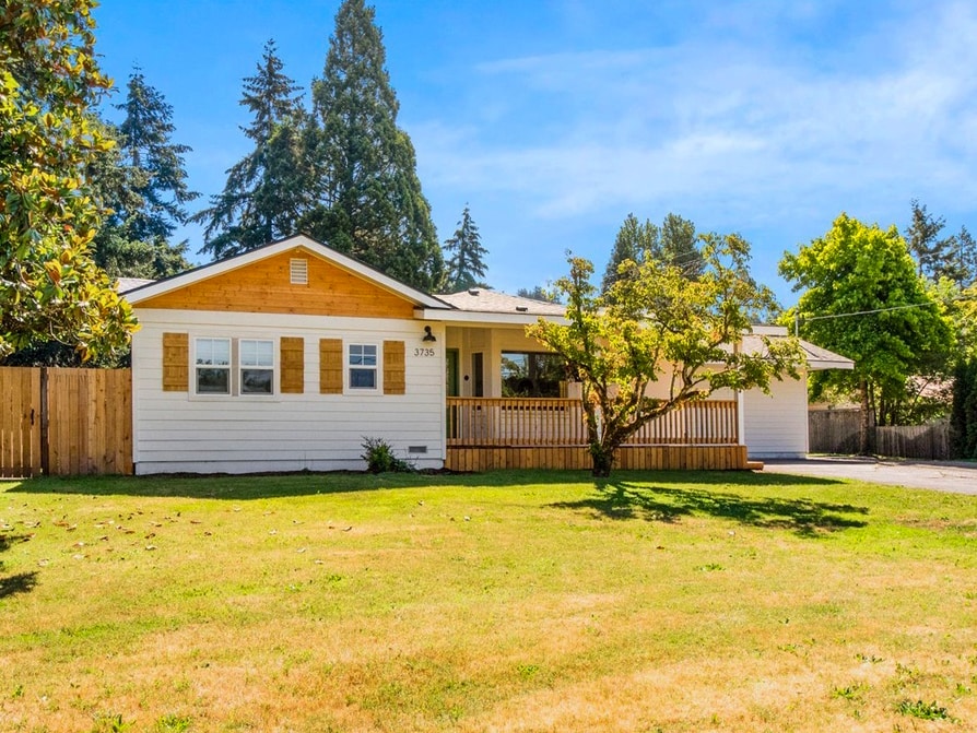 ranch home with white siding in eugene oregon