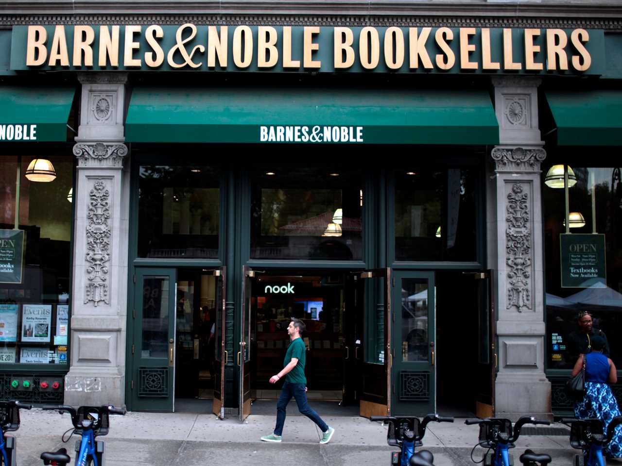 Barnes and Noble store