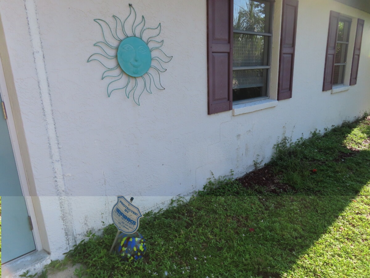 stucco house with cracks in the wall