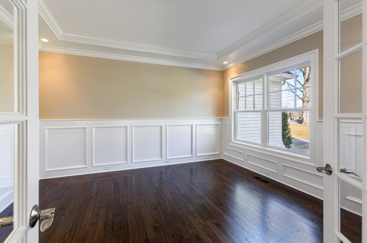 Dining room with chair rail design