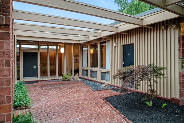 In St. Louis, a Midcentury Post-and-Beam Dream Lists for $1.1M