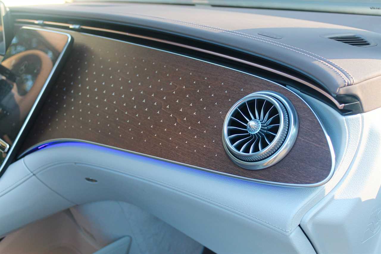 A close-up shot of the wood trim in the Mercedes-Benz EQE SUV. 