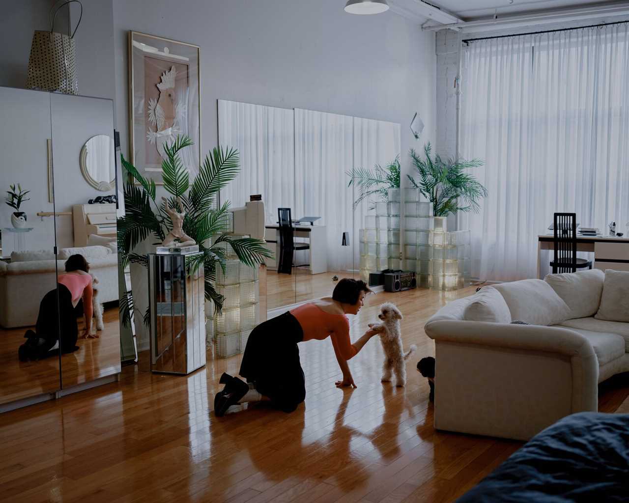 How One Renter Turned Her Loft Apartment Into an ’80s Dance Studio