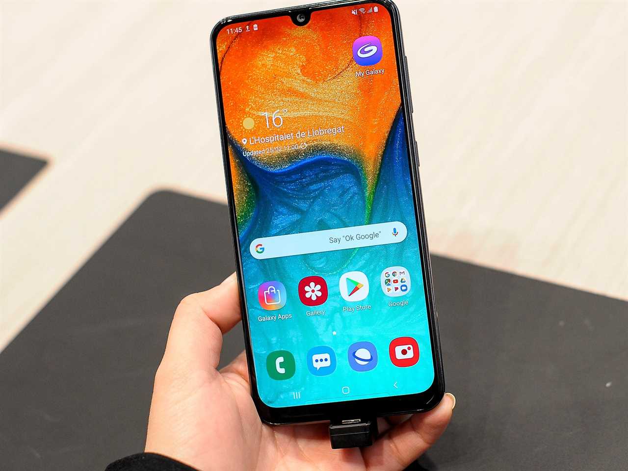 Congress woman, testing the Samsung Galaxy a50, exhibited during the Mobile World Congress, on February 25, 2019 in Barcelona, Spain.