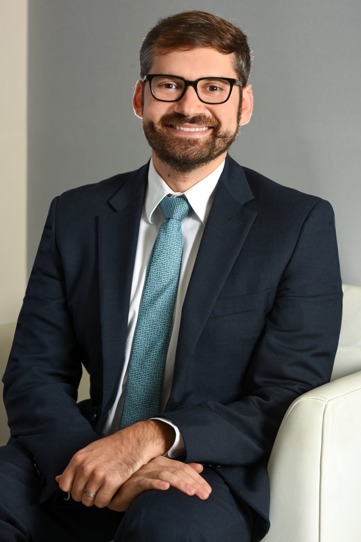 professional image of a man in a suit.