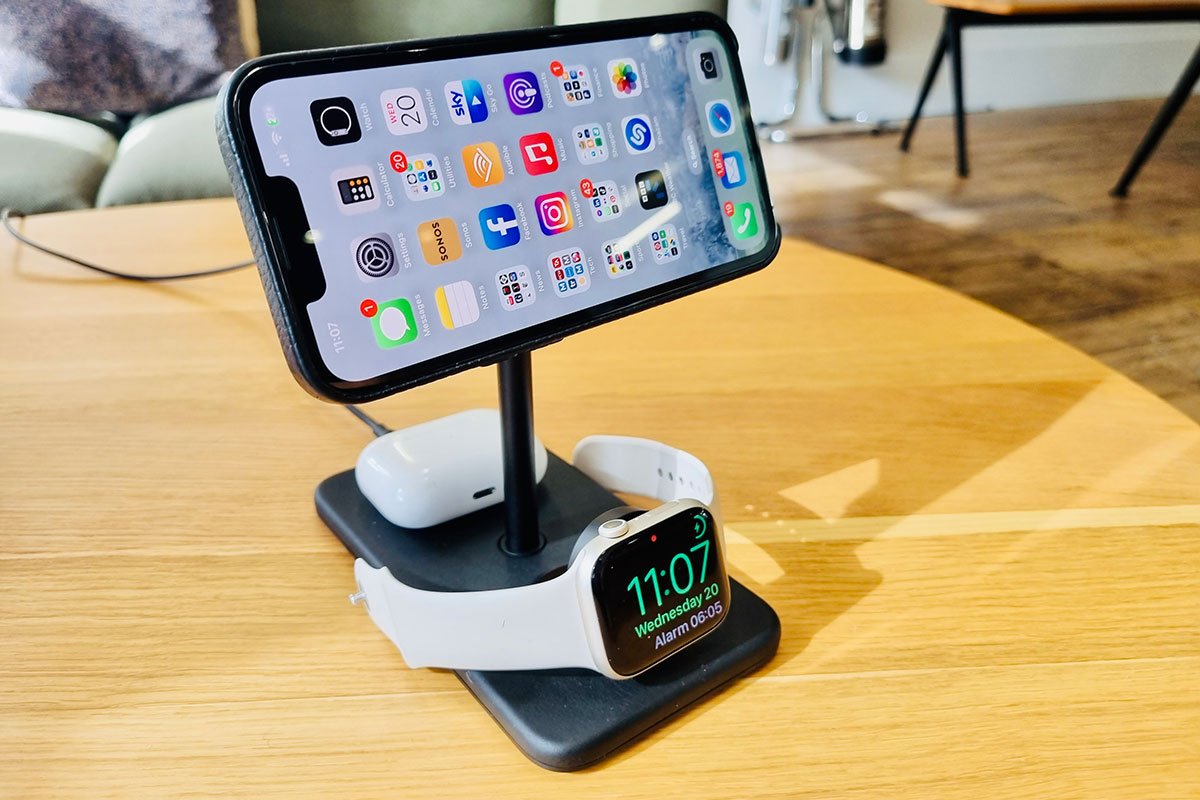 Twelve South HiRise 3 Deluxe 3-in-1 cargando un iPhone