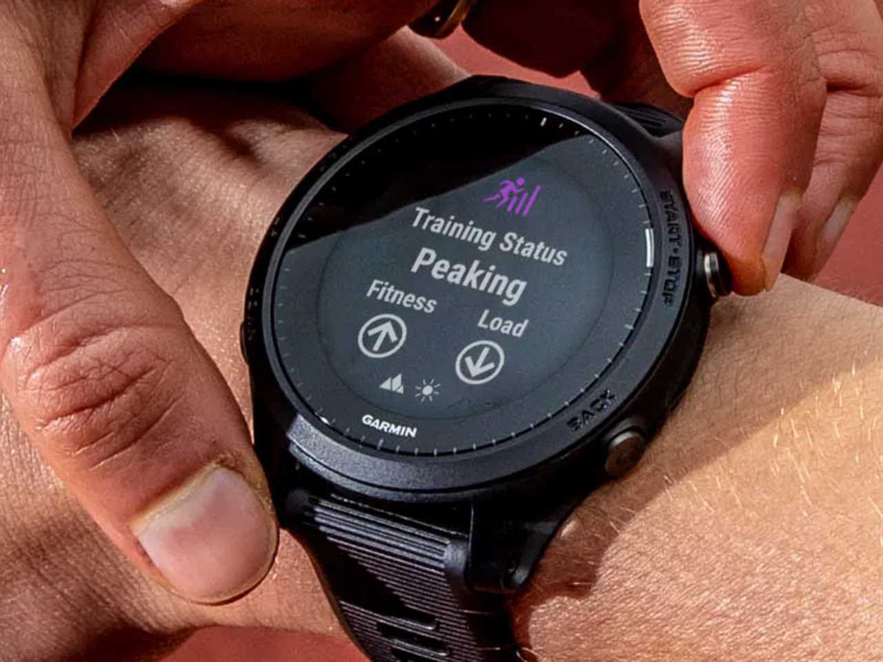 A person using the training status function on a Garmin Forerunner 945