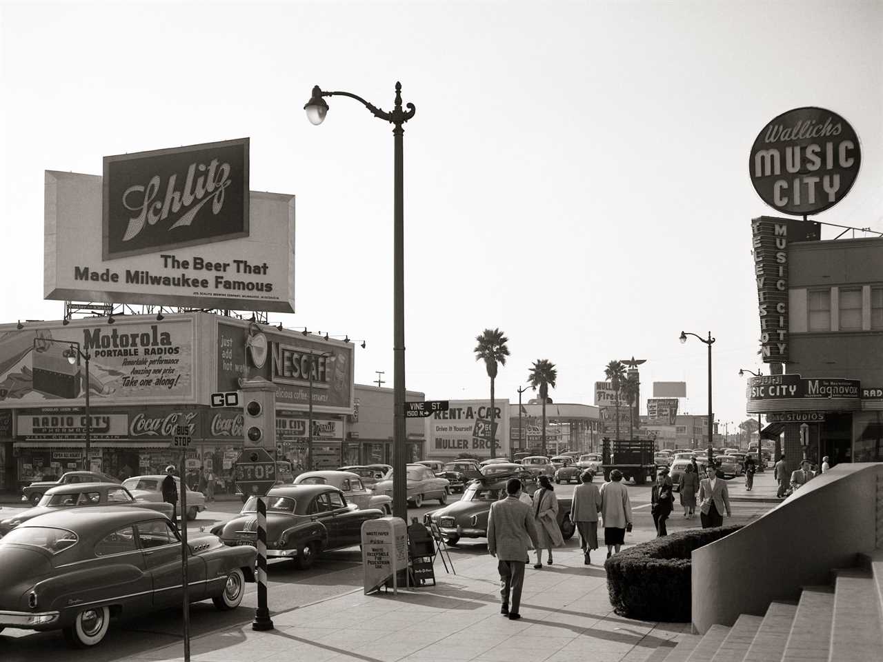 A busy street in Los Angeles in the 1950s