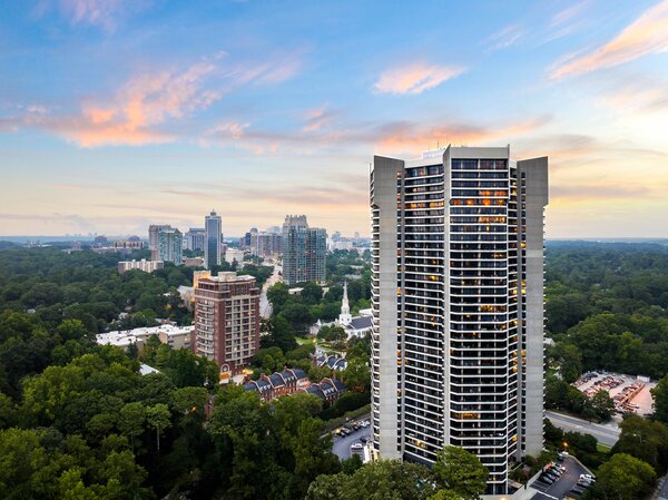 Perched just a short drive from Downtown, the residence captures panoramic views of the city skyline and surrounding greenery.