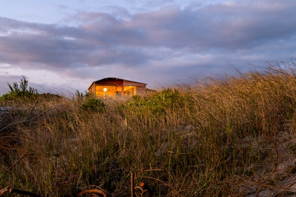 This South African Beach House’s Gently Curving Roof Combats Aggressive Winds