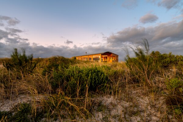 This South African Beach House’s Gently Curving Roof Combats Aggressive Winds