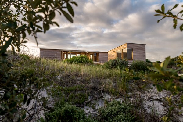 This South African Beach House’s Gently Curving Roof Combats Aggressive Winds