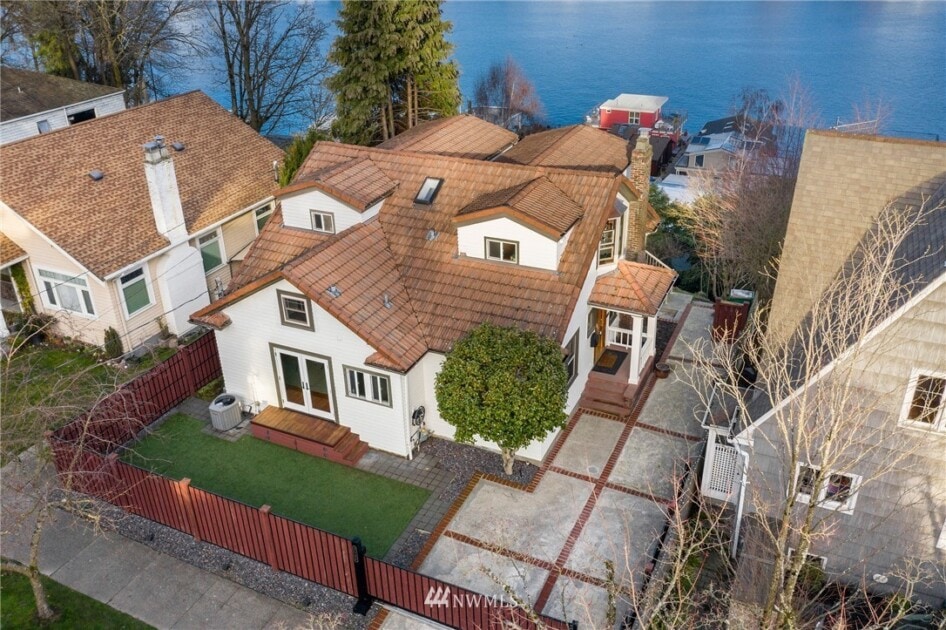 Lakeside home in Portage Bay