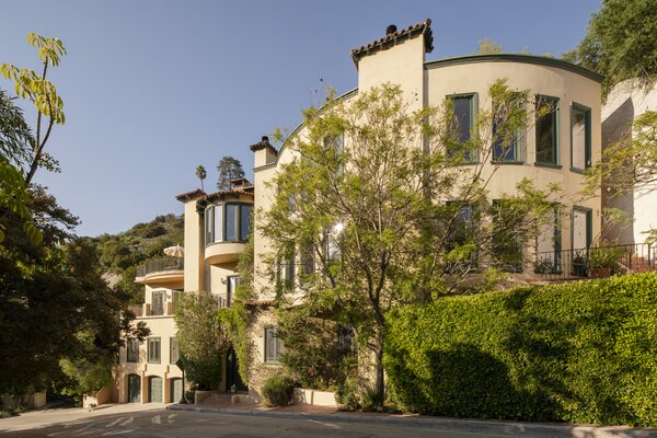 Kevin and his wife, Jennifer, purchased the property from Ben Affleck after visiting it for a barbecue Affleck hosted. Having spent the last two decades at the 8,144-square-foot home raising their daughter, the couple are ready to sell now that they are empty-nesters.