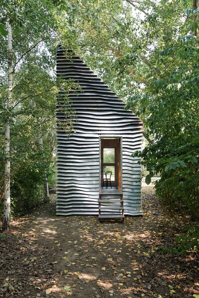 This Micro Cabin Was Assembled by a Team of Two Without Any Nails, Screws, or Tools