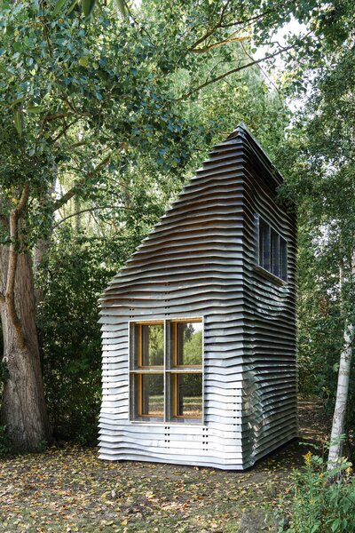 This Micro Cabin Was Assembled by a Team of Two Without Any Nails, Screws, or Tools