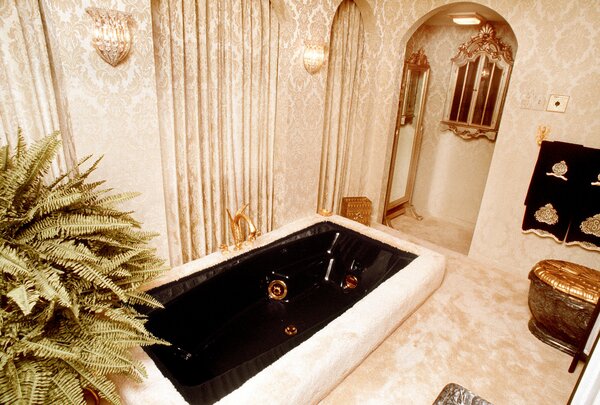 Carpeted bathrooms with sunken tubs gained popularity in the 1980s.