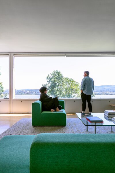 A line of doors beneath the windows reveals Johnson’s original ventilation system. Slats open to the exterior and allow the breeze to circulate throughout the home. From the outside, they underscore the large windows and, according to Jiminie, they keep the house a perfect temperature.