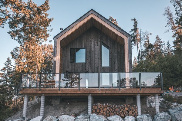 The prefab homes are built from a structure of 8-foot-long glulam (a robust, structural material made of laminated wood) sections sourced from Western Archrib.